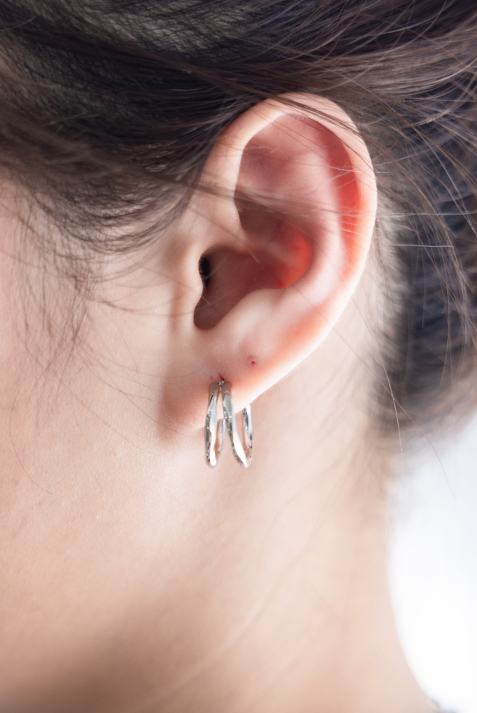 귀걸이 上窄下寬細圓弧耳環 / 銀色