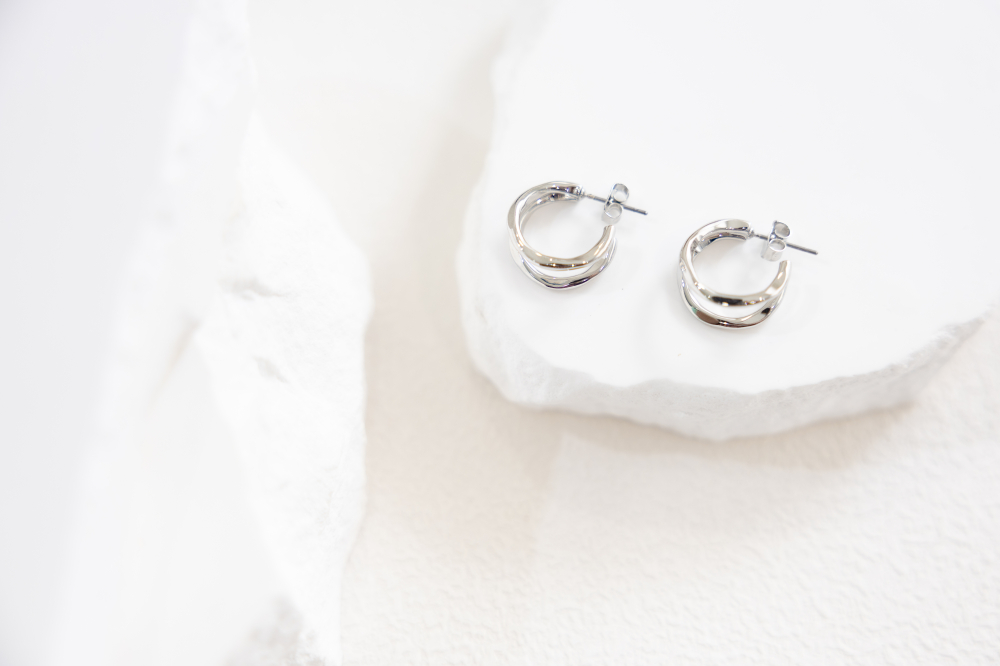 귀걸이 上窄下寬細圓弧耳環 / 銀色