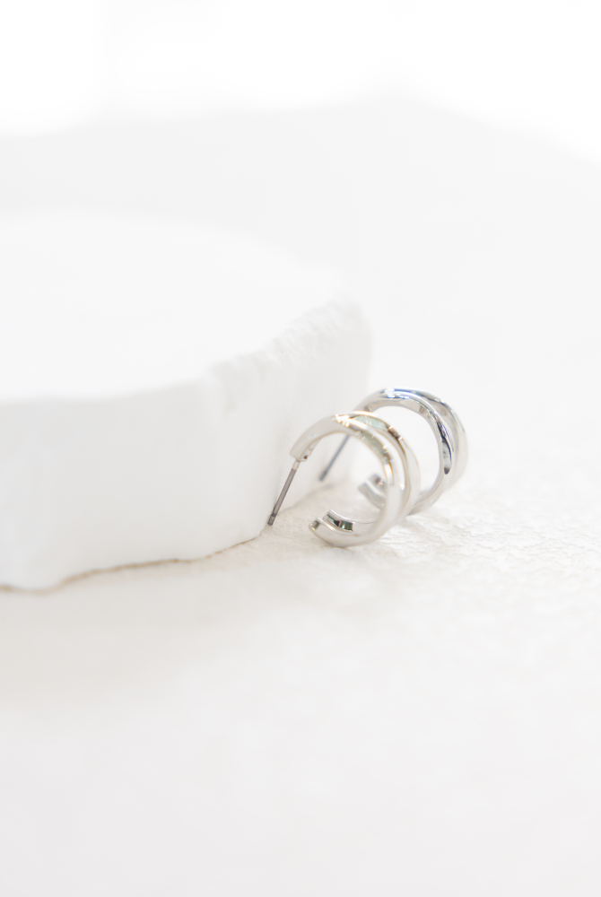 귀걸이 上窄下寬細圓弧耳環 / 銀色