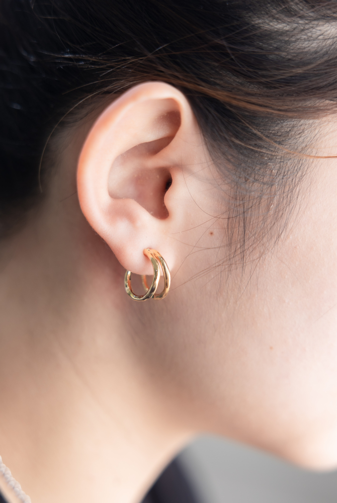 귀걸이 上窄下寬細圓弧耳環 / 金色