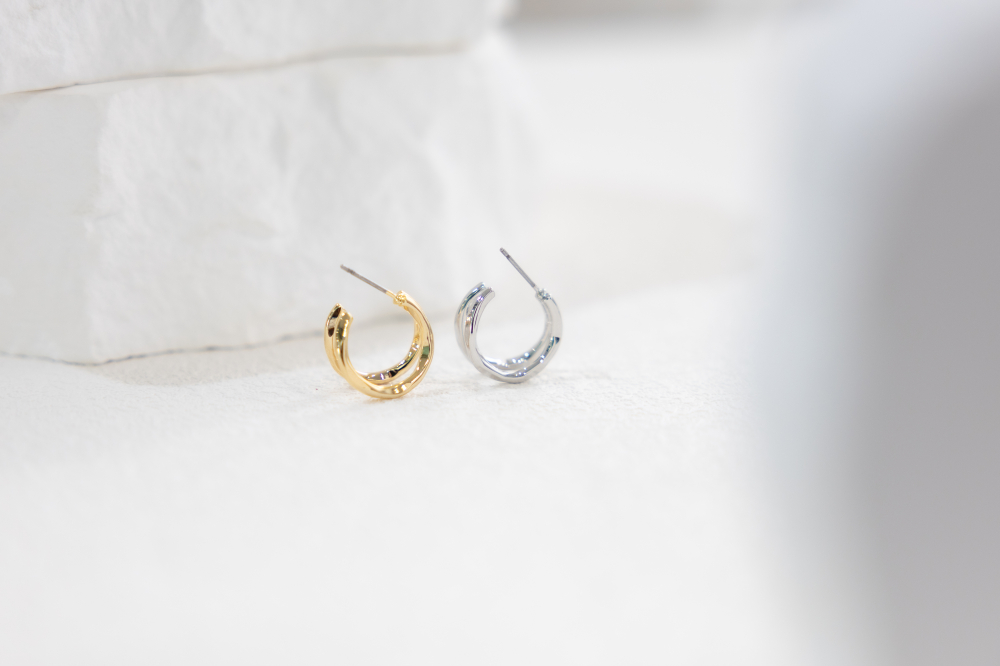 귀걸이 上窄下寬細圓弧耳環 / 金色