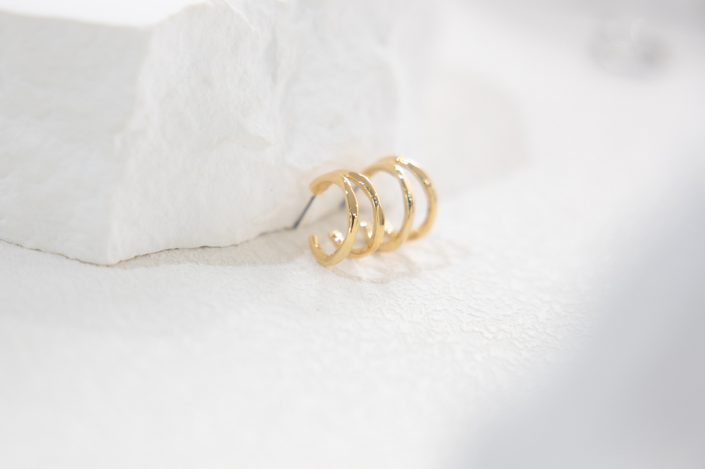 귀걸이 上窄下寬細圓弧耳環 / 金色