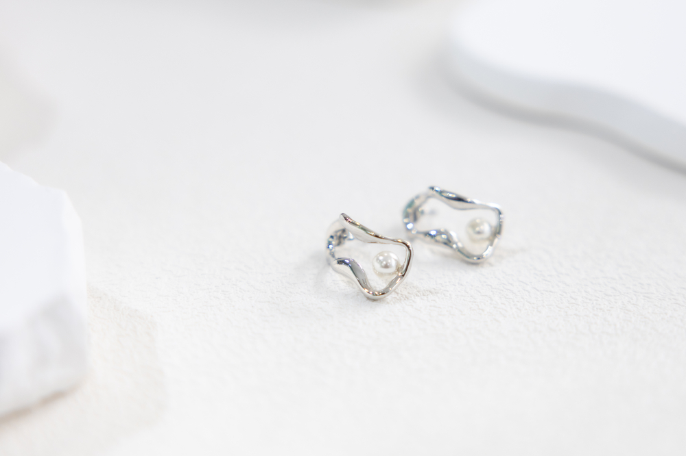 귀걸이 扭曲長空心橢圓珍珠耳環 / 銀色