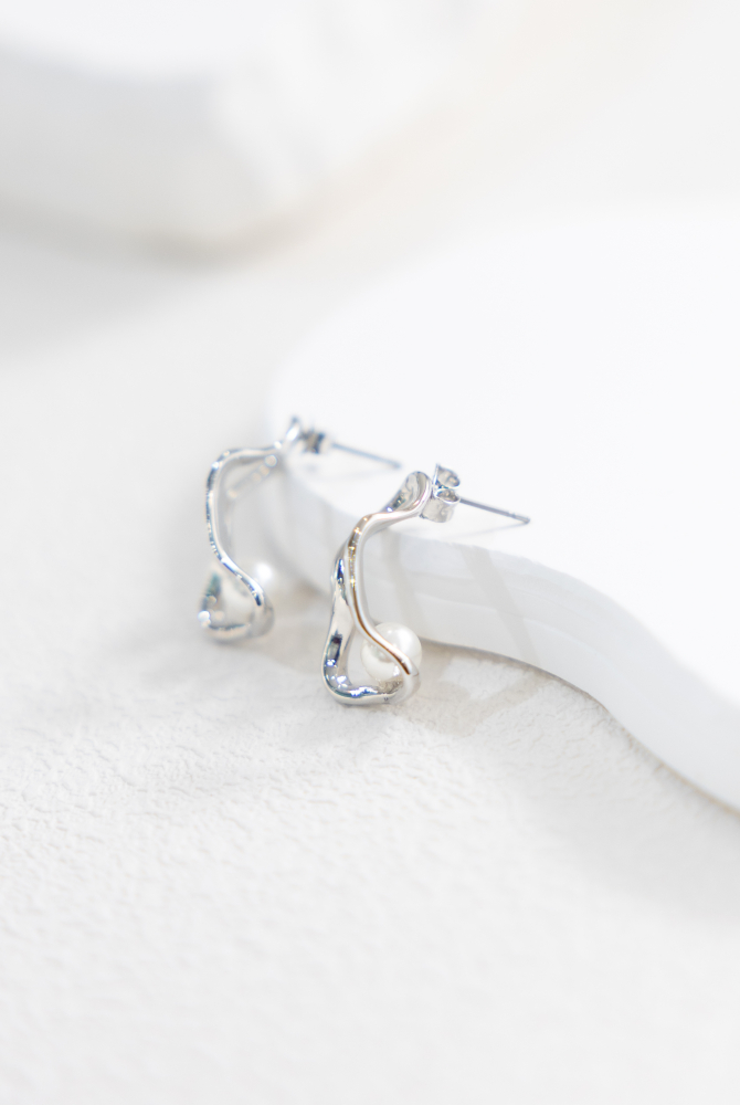 귀걸이 扭曲長空心橢圓珍珠耳環 / 銀色