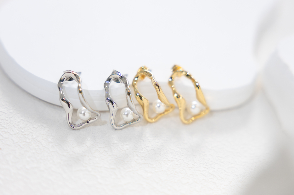 귀걸이 扭曲長空心橢圓珍珠耳環 / 銀色