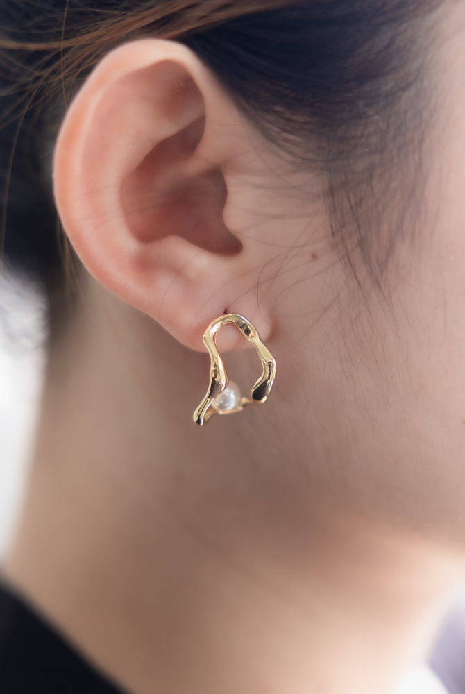 귀걸이 扭曲長空心橢圓珍珠耳環 / 銀色