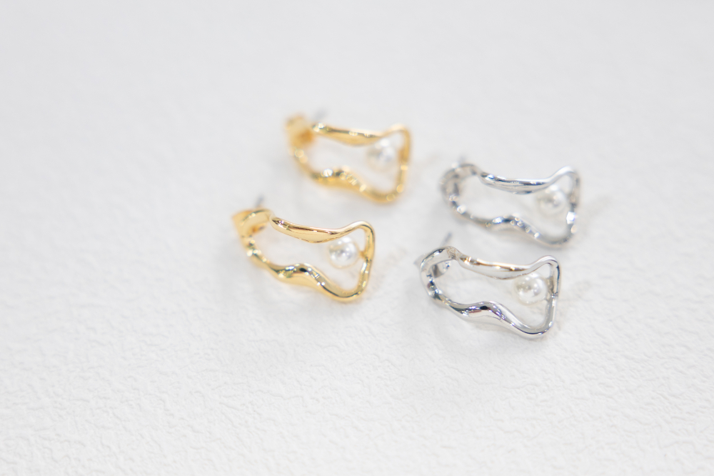 귀걸이 扭曲長空心橢圓珍珠耳環 / 銀色