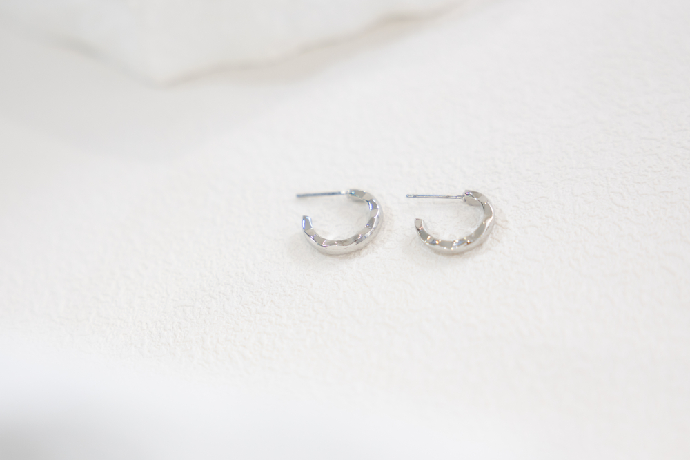 귀걸이 凹凸不平圓弧耳環 / 銀色