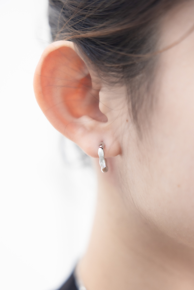 귀걸이 凹凸不平圓弧耳環 / 銀色