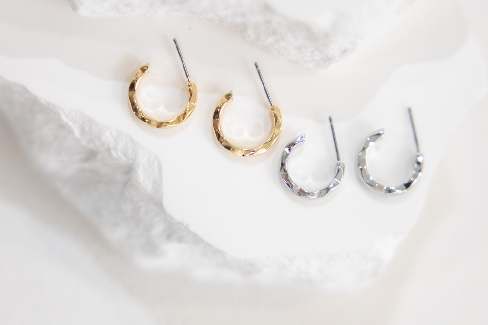 귀걸이 凹凸不平圓弧耳環 / 銀色