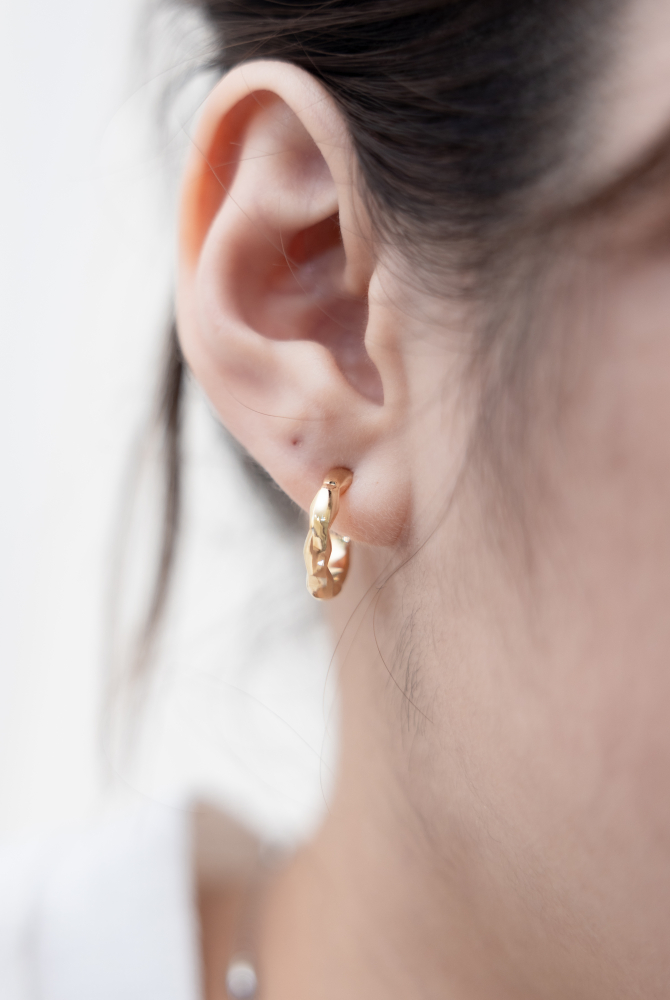 귀걸이 凹凸不平圓弧耳環 / 銀色