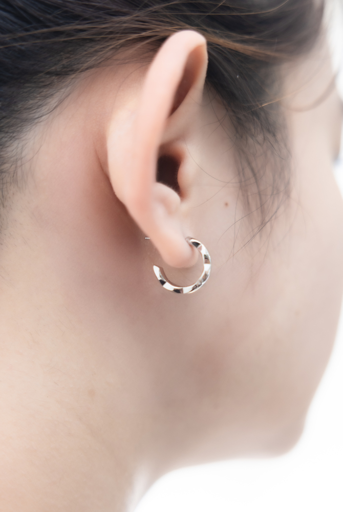 귀걸이 凹凸不平圓弧耳環 / 金色