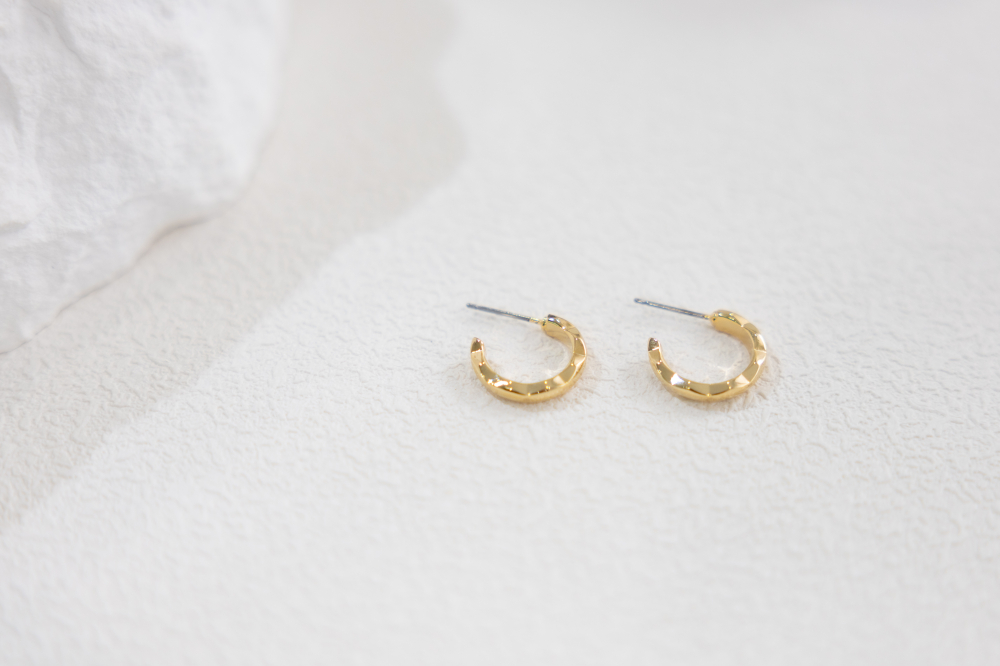 귀걸이 凹凸不平圓弧耳環 / 金色