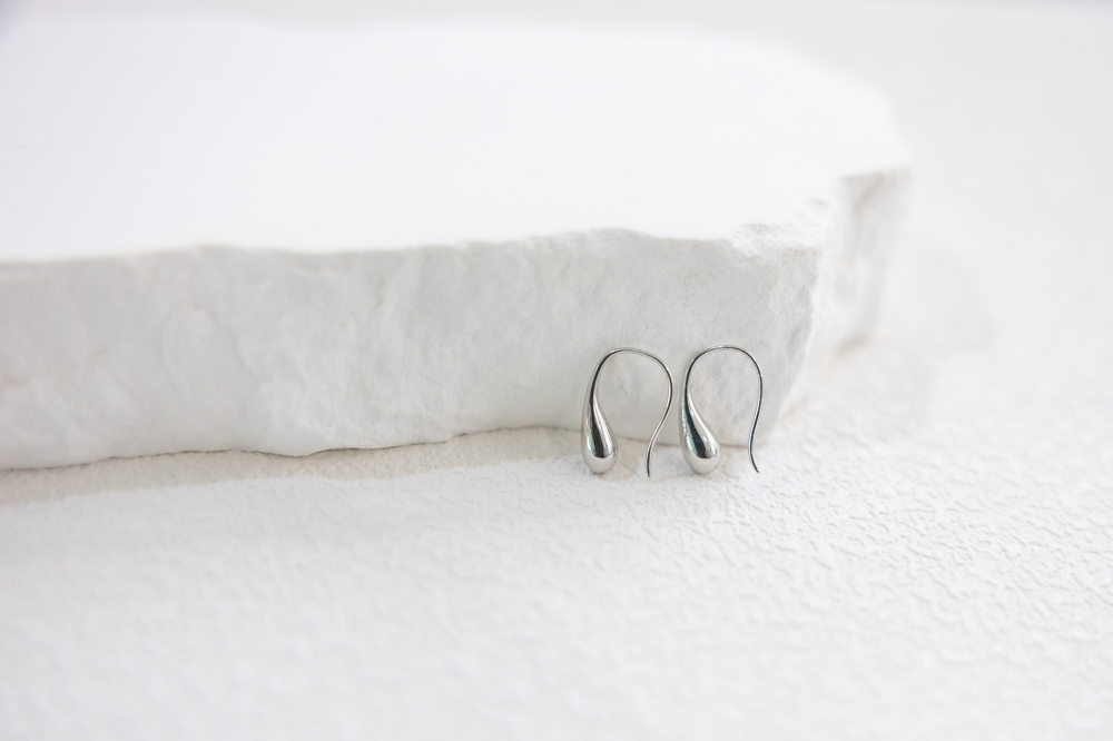 귀걸이 細小水滴勾式耳環 / 銀色