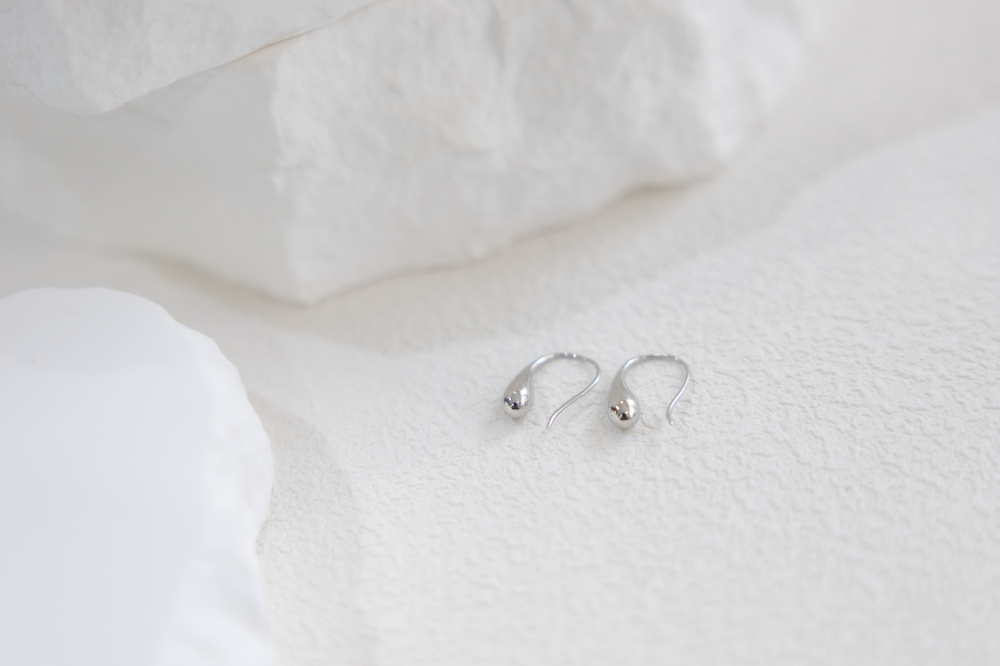 귀걸이 細小水滴勾式耳環 / 銀色