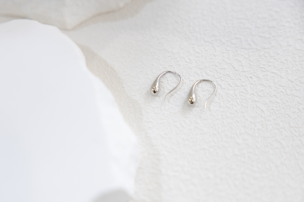 귀걸이 細小水滴勾式耳環 / 銀色