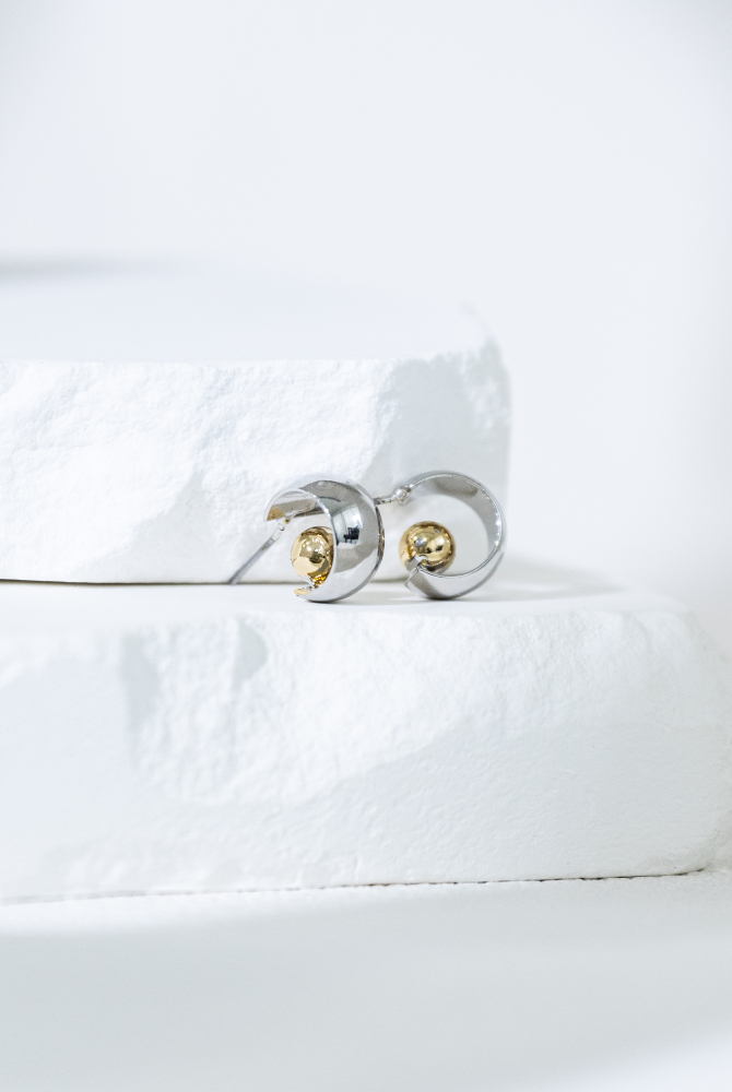 귀걸이 寬圓弧片小金珠耳環 / 銀色