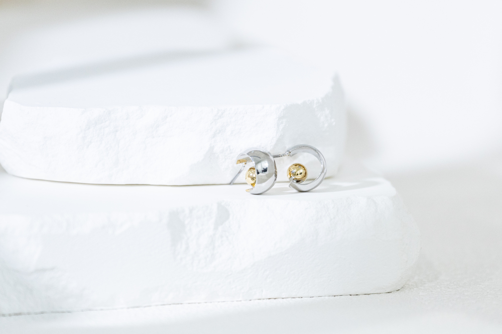 귀걸이 寬圓弧片小金珠耳環 / 銀色