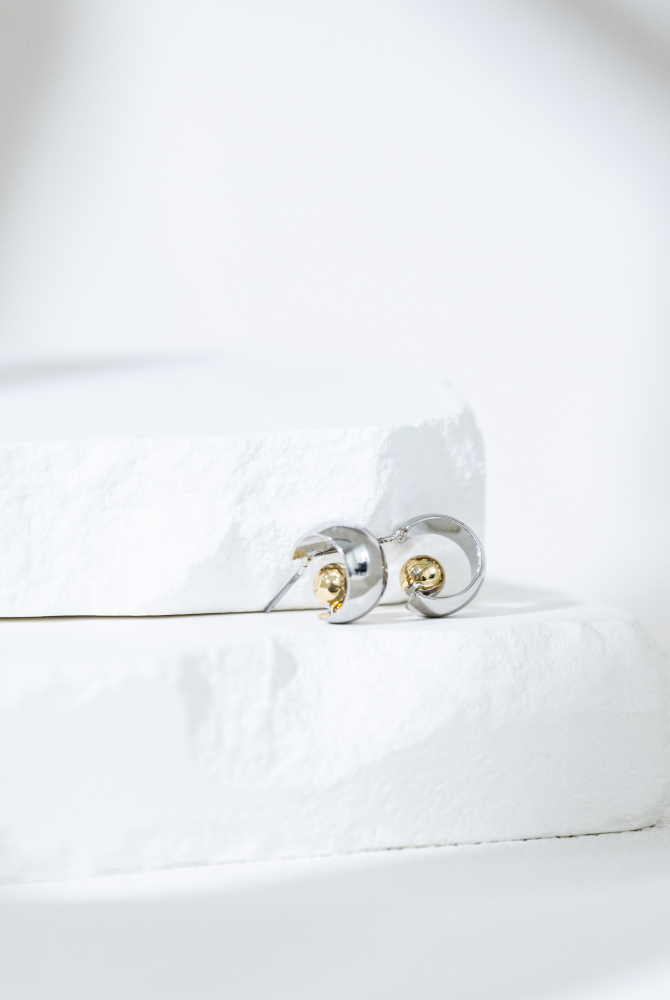 귀걸이 寬圓弧片小金珠耳環 / 銀色