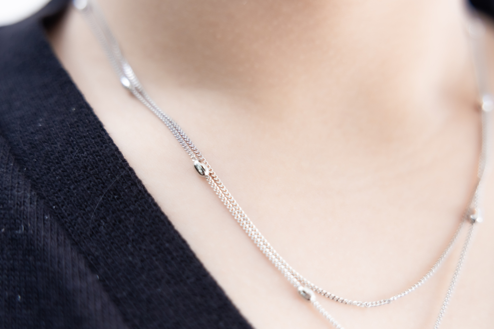 목걸이 橢圓珠墜鋯石蝴蝶結雙層喜平鍊 / 銀色