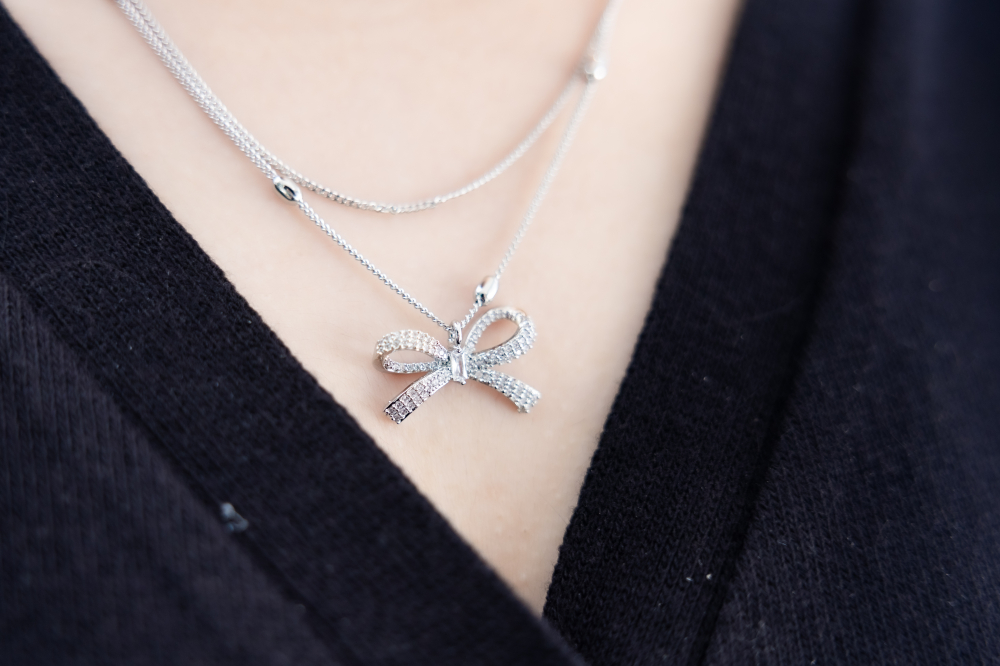 목걸이 橢圓珠墜鋯石蝴蝶結雙層喜平鍊 / 銀色