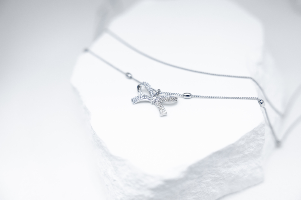 목걸이 橢圓珠墜鋯石蝴蝶結雙層喜平鍊 / 銀色