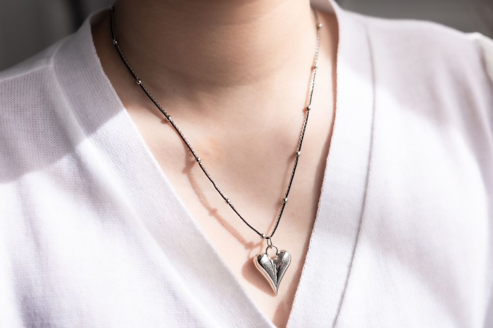 목걸이 黑繩小豆鍊綴立體大愛心項鍊 / 銀色