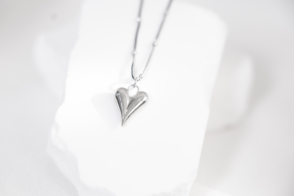 목걸이 黑繩小豆鍊綴立體大愛心項鍊 / 銀色