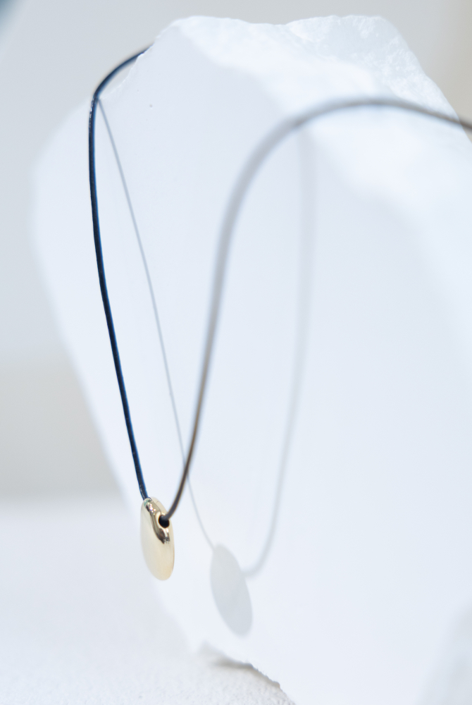 목걸이 羊皮繩墜金色貝型珠項鍊 / 黑色