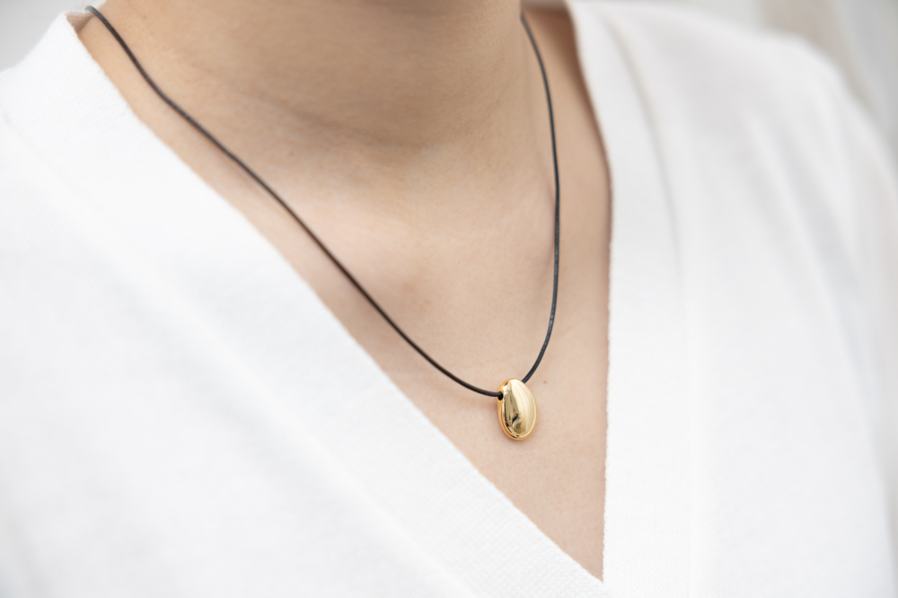 목걸이 羊皮繩墜金色貝型珠項鍊 / 黑色