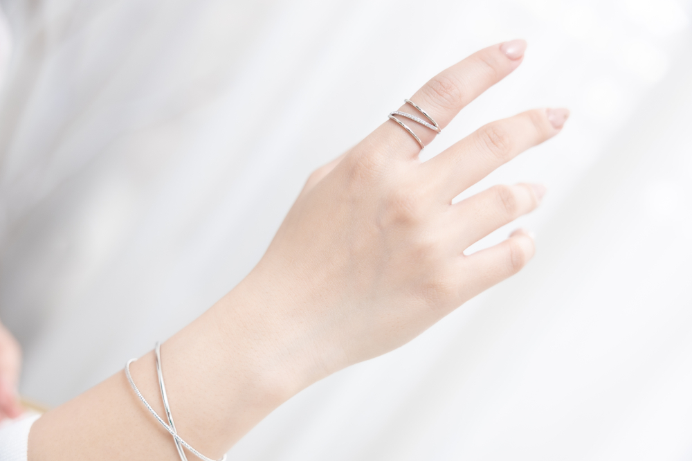 반지  雙層中間斜線多顆小鋯石開口式戒指 / 銀色