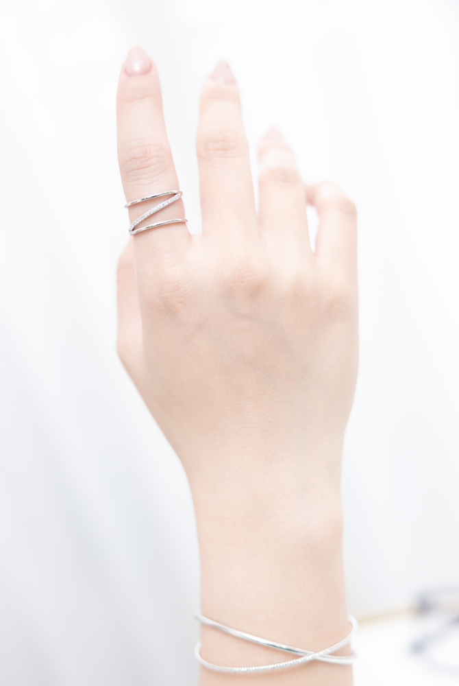 반지  雙層中間斜線多顆小鋯石開口式戒指 / 銀色