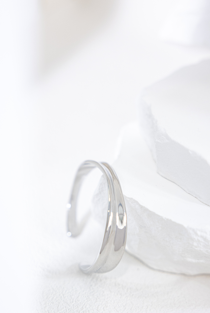 팔찌 緞帶設計前寬厚窄開口式手環 / 銀色