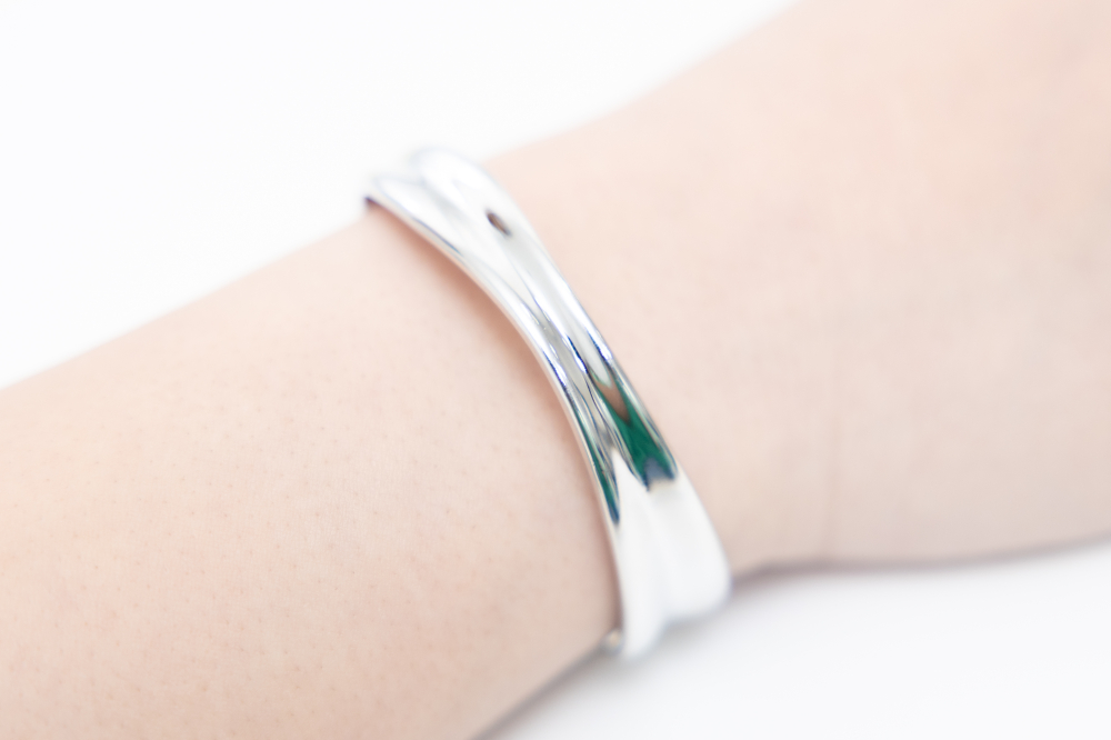 팔찌 緞帶設計前寬厚窄開口式手環 / 銀色