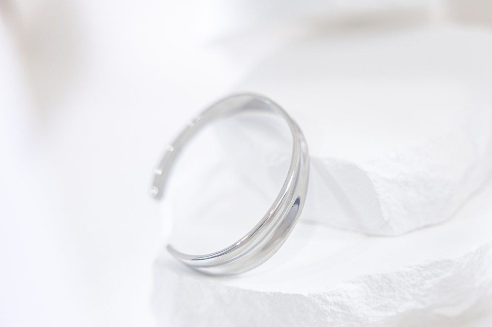 팔찌 緞帶設計前寬厚窄開口式手環 / 銀色