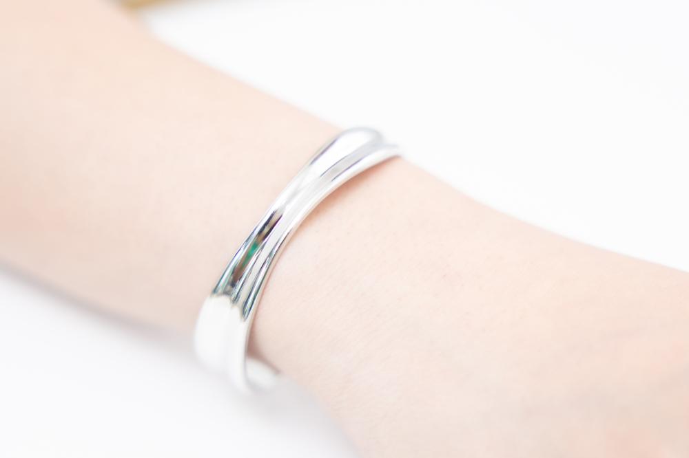 팔찌 緞帶設計前寬厚窄開口式手環 / 銀色