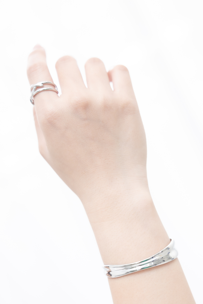 팔찌 緞帶設計前寬厚窄開口式手環 / 銀色
