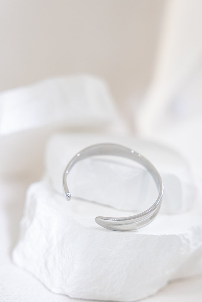 팔찌 緞帶設計前寬厚窄開口式手環 / 銀色