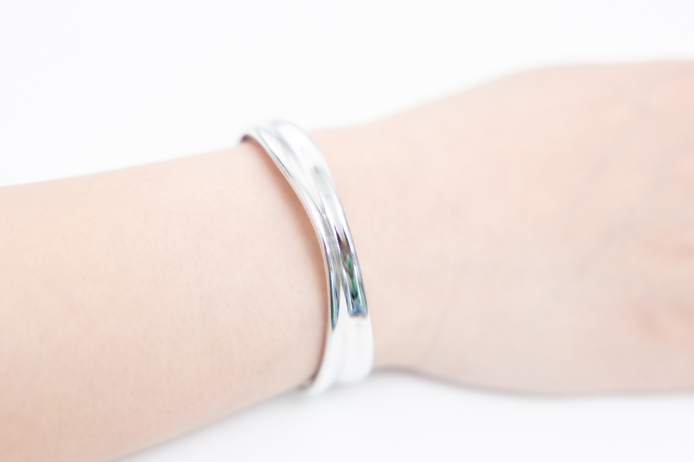 팔찌 緞帶設計前寬厚窄開口式手環 / 銀色