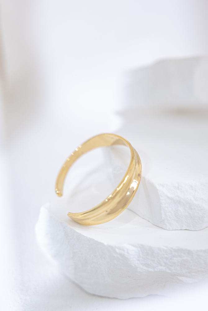 팔찌 緞帶設計前寬厚窄開口式手環 / 金色