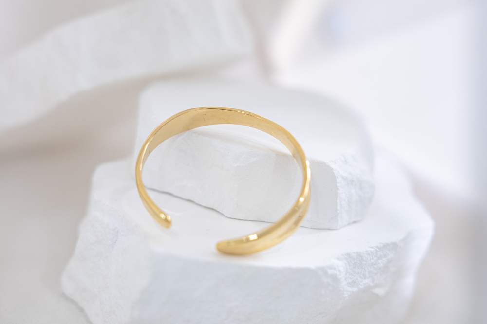 팔찌 緞帶設計前寬厚窄開口式手環 / 金色