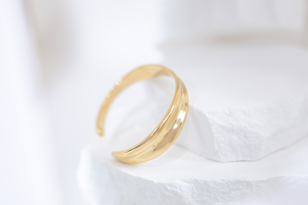 팔찌 緞帶設計前寬厚窄開口式手環 / 金色