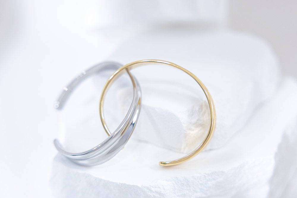 팔찌 緞帶設計前寬厚窄開口式手環 / 金色