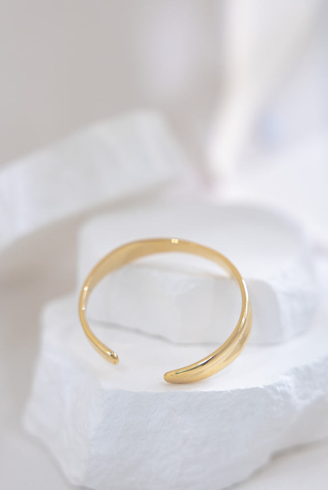 팔찌 緞帶設計前寬厚窄開口式手環 / 金色