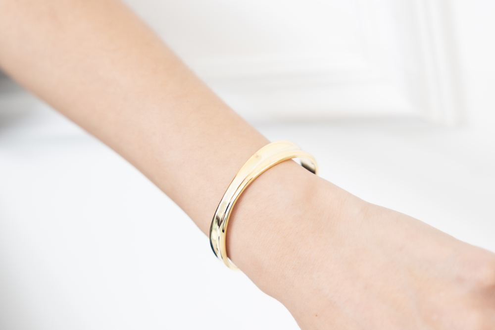 팔찌 緞帶設計前寬厚窄開口式手環 / 金色