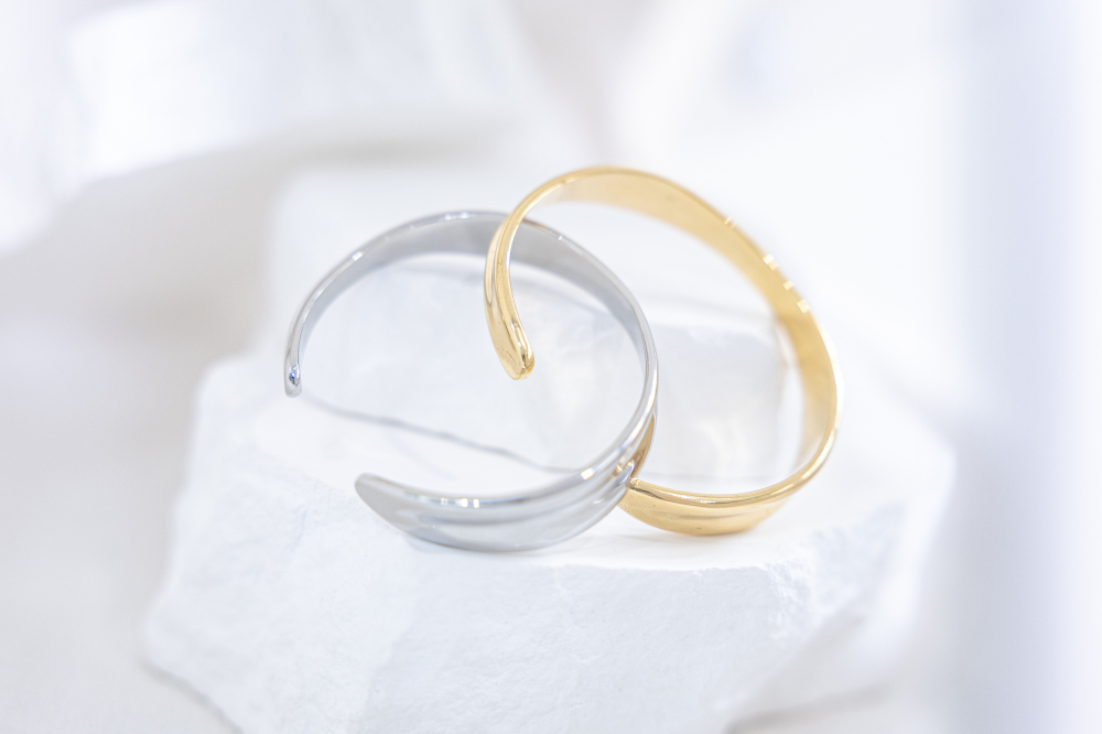 팔찌 緞帶設計前寬厚窄開口式手環 / 金色