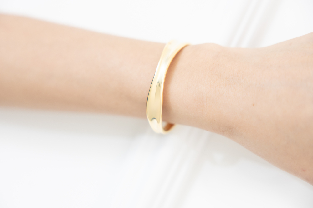 팔찌 緞帶設計前寬厚窄開口式手環 / 金色