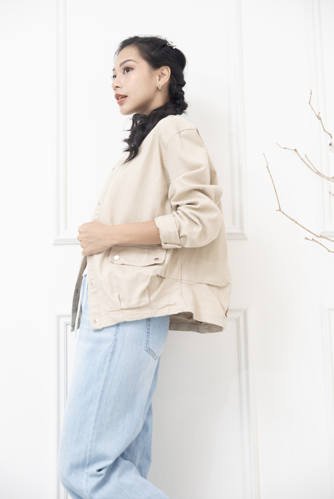 코트 圓領金屬扣下擺皺褶牛仔外套 / 淺卡其色