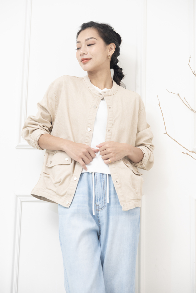 코트 圓領金屬扣下擺皺褶牛仔外套 / 淺卡其色