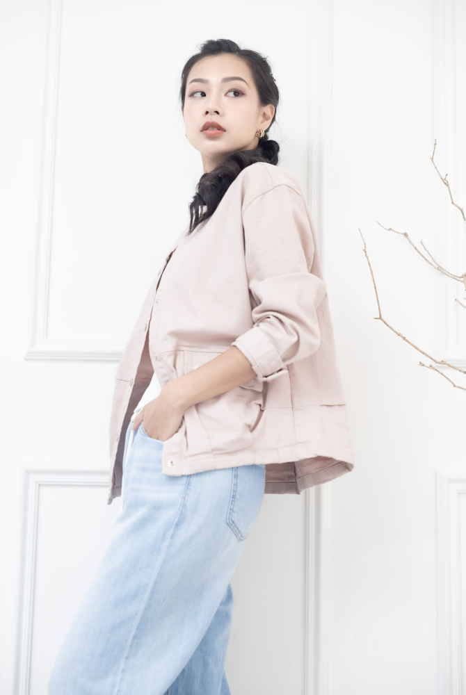 코트 圓領金屬扣下擺皺褶牛仔外套 / 灰粉色